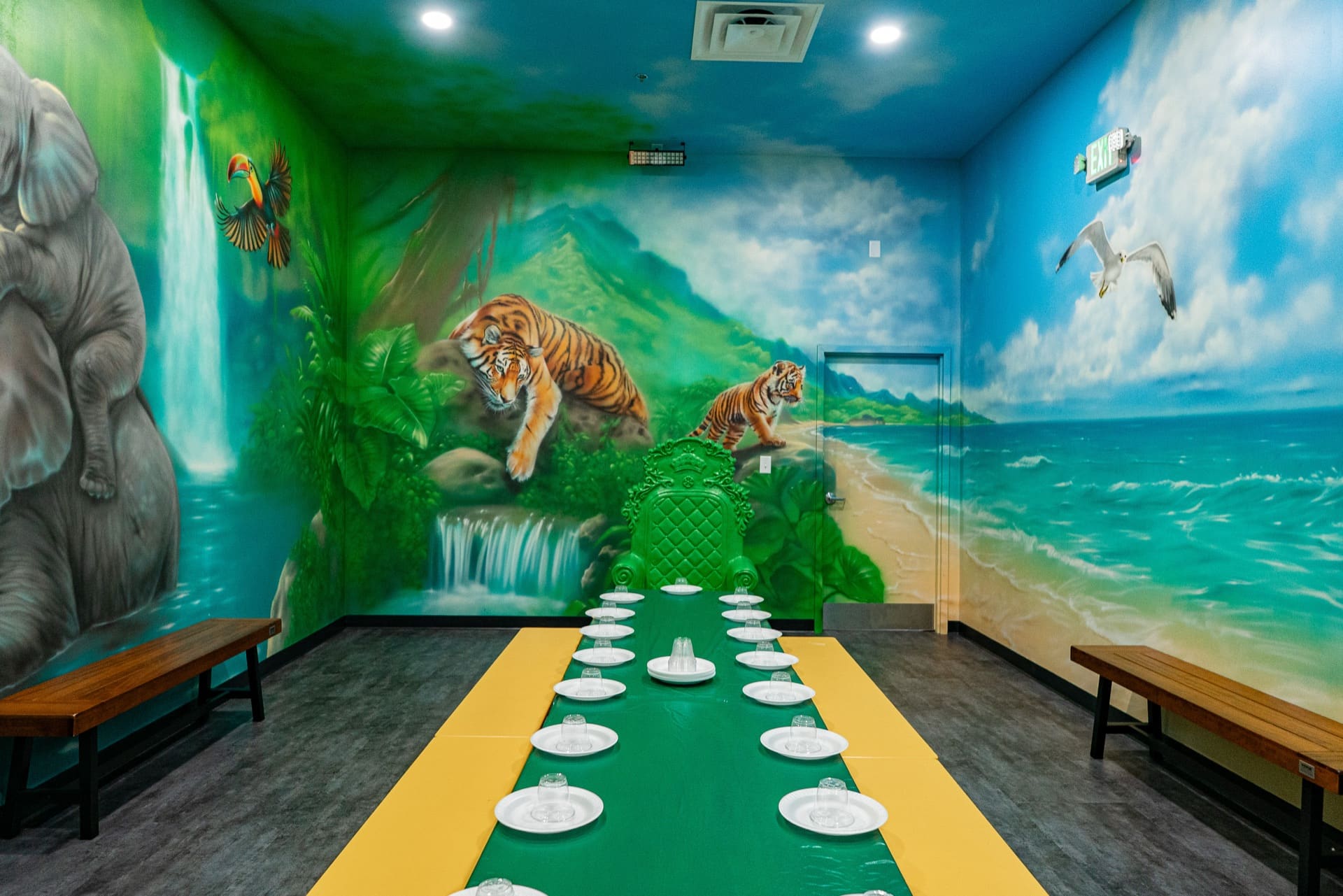 Jungle party room, photo 3 of 8