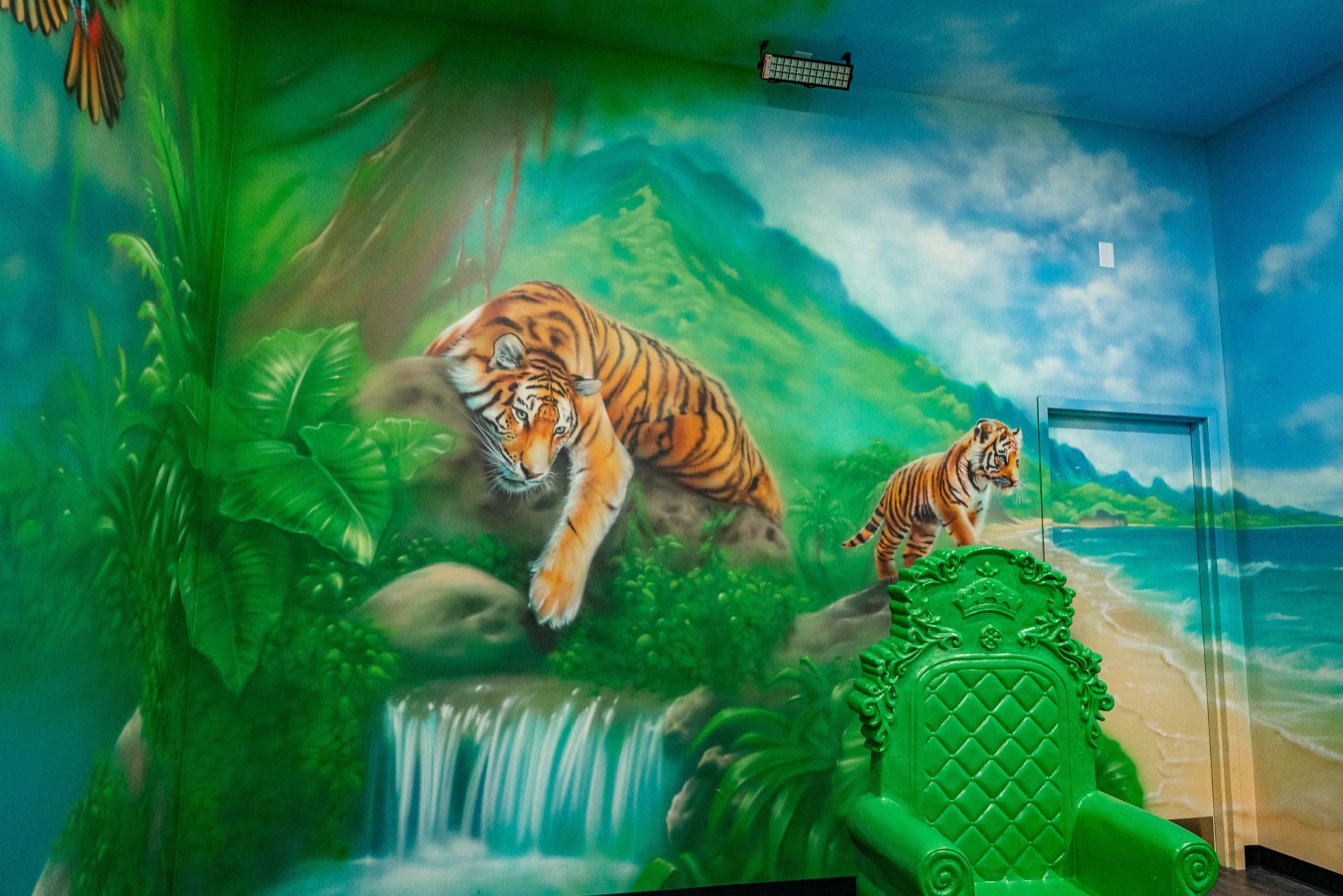 Jungle party room, photo 6 of 8