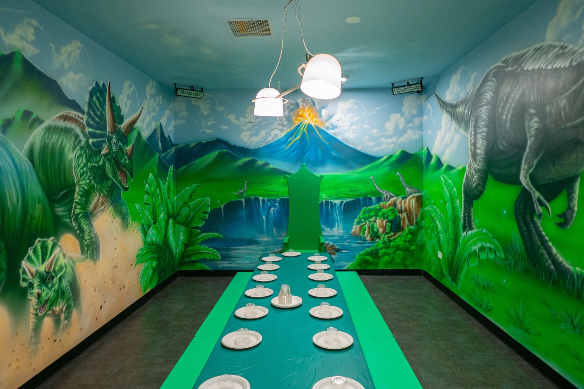 Dinosaur party room, photo 3 of 9