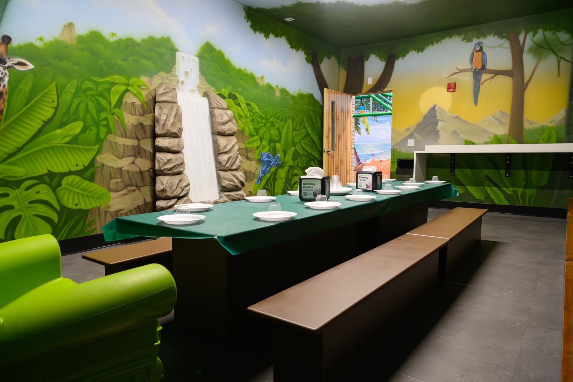 Jungle party room, photo 3 of 5