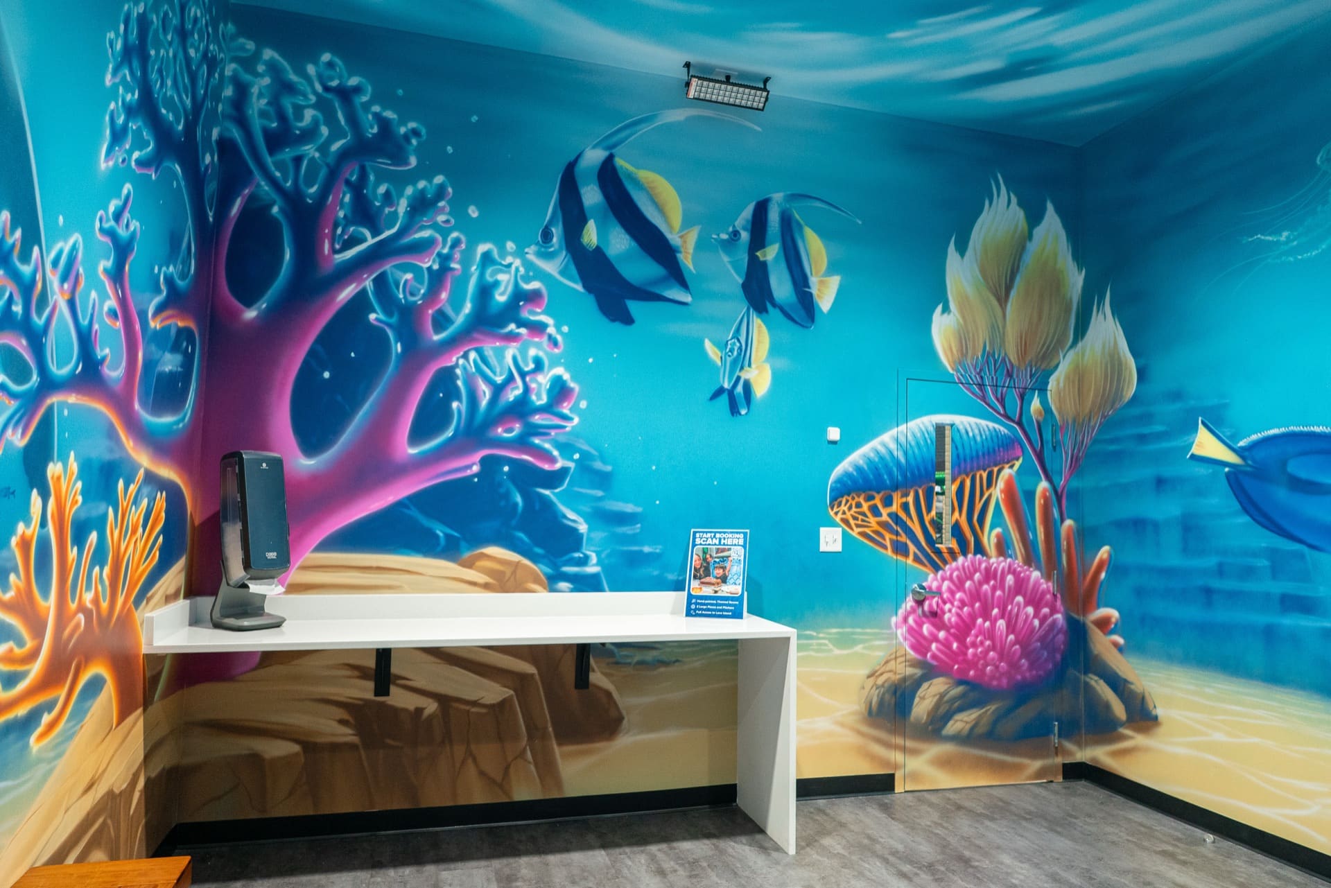 Underwater party room, photo 7 of 11