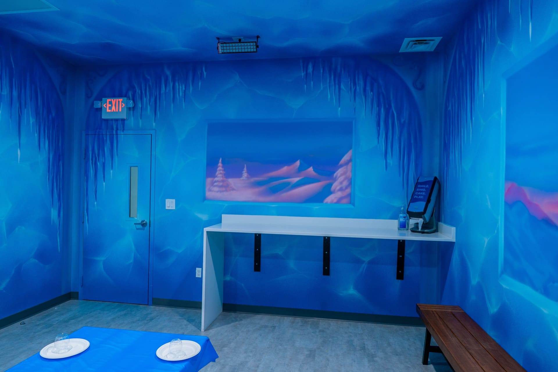 Ice party room, photo 5 of 6