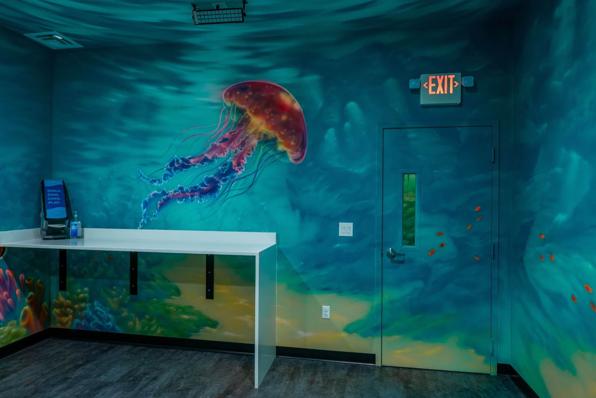 Underwater party room, photo 4 of 6