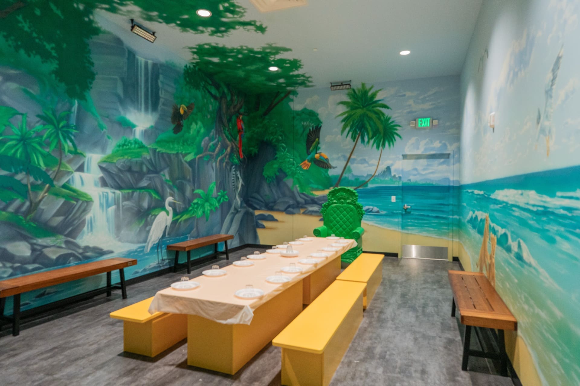 Jungle party room, photo 1 of 8