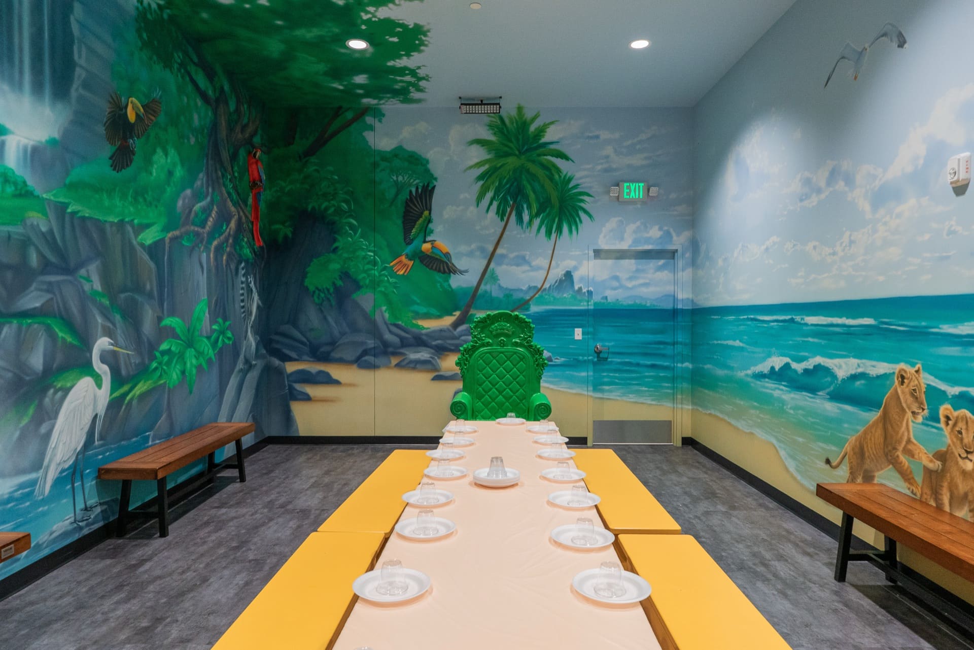Jungle party room, photo 2 of 8