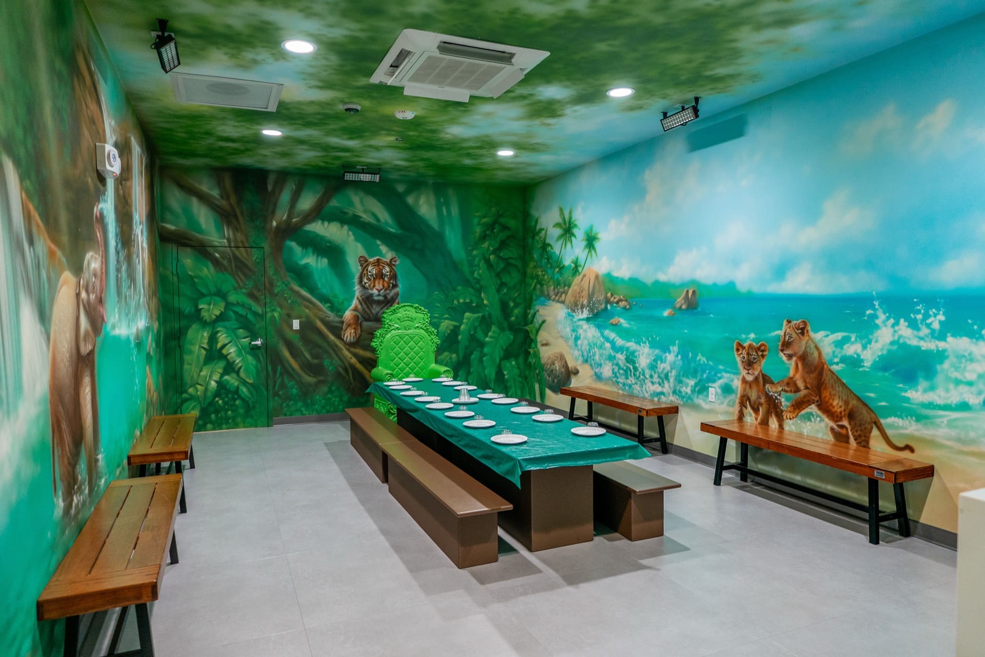 Jungle party room, photo 1 of 8
