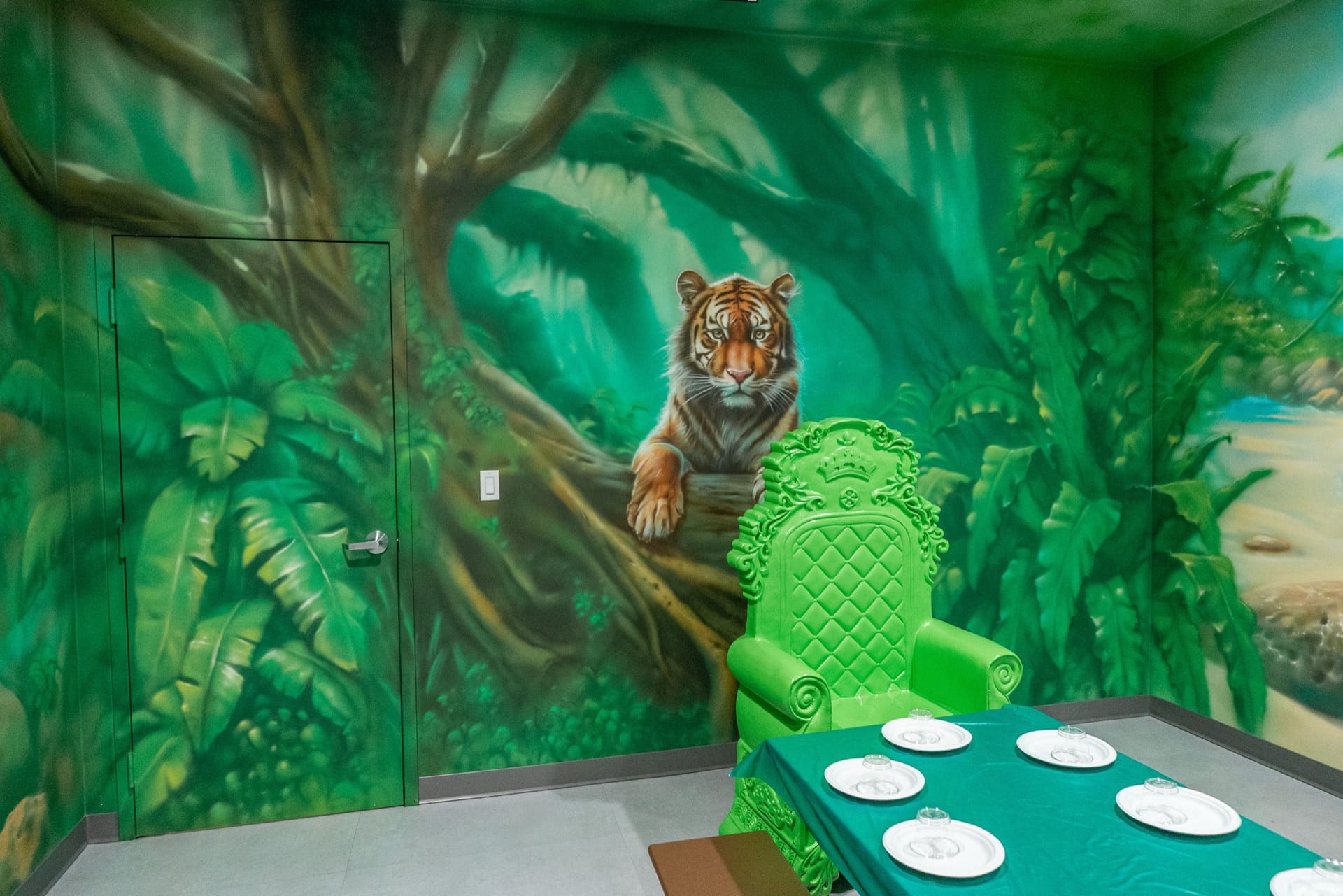 Jungle party room, photo 6 of 8