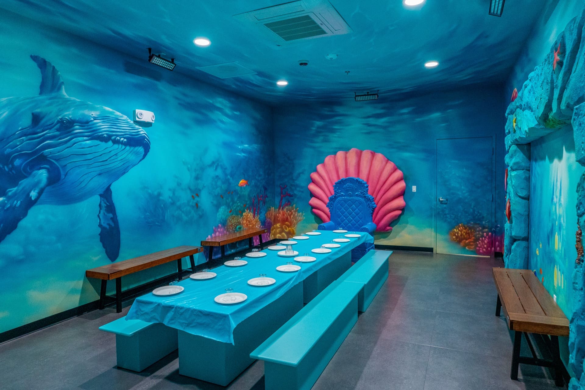 Underwater party room, photo 1 of 9