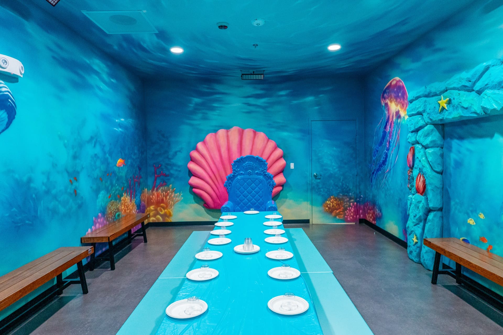 Underwater party room, photo 3 of 9