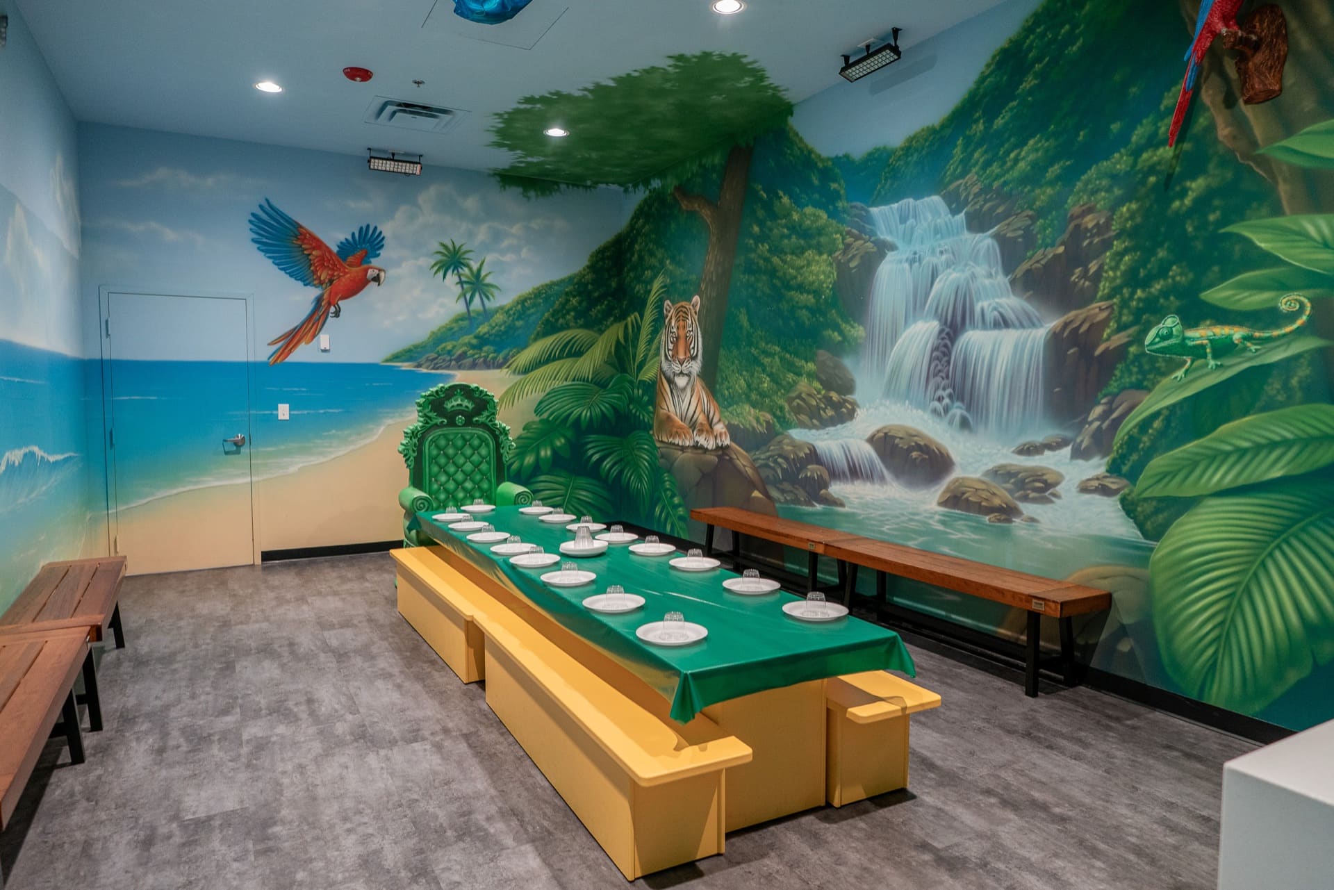 Jungle party room, photo 1 of 8