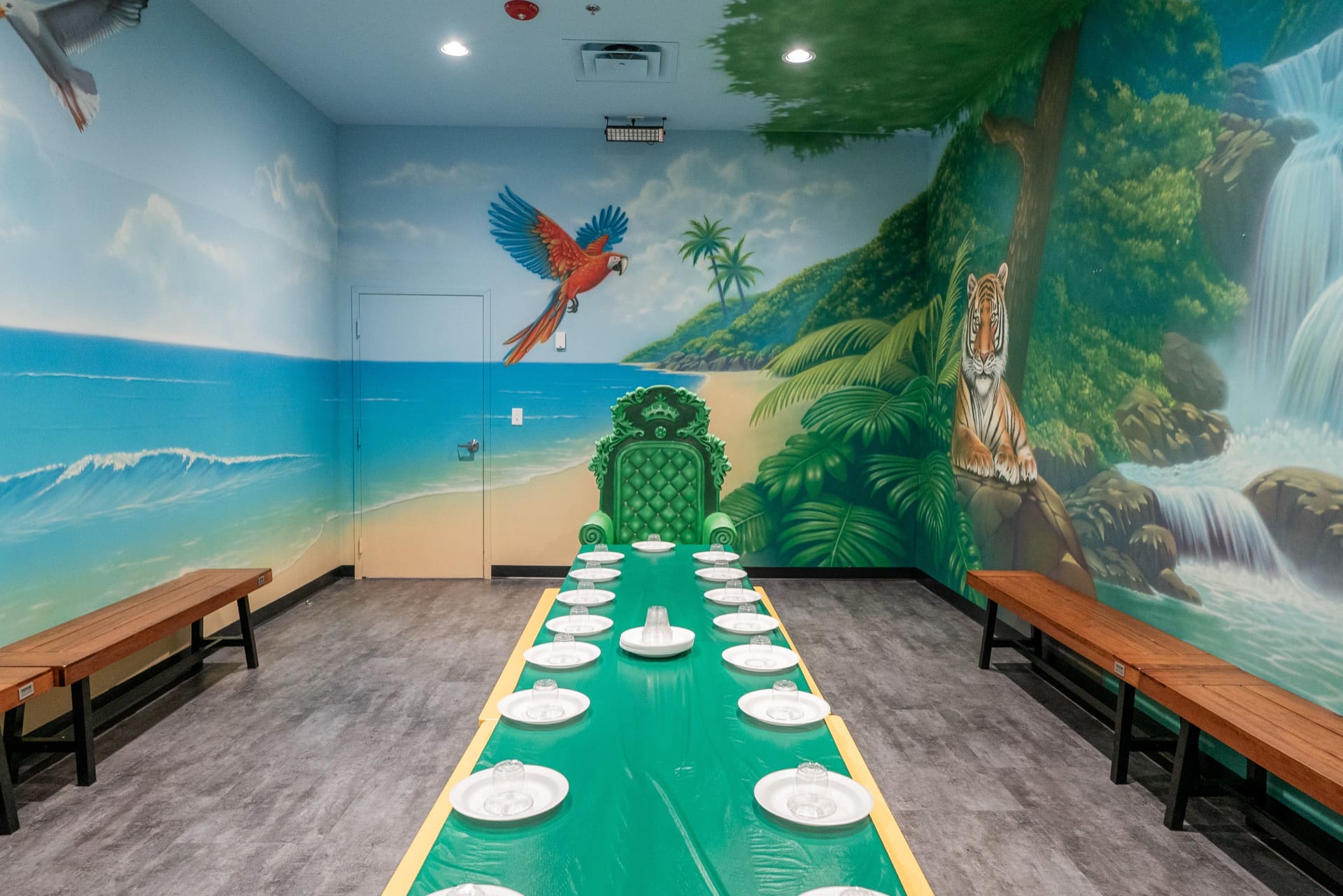Jungle party room, photo 2 of 8