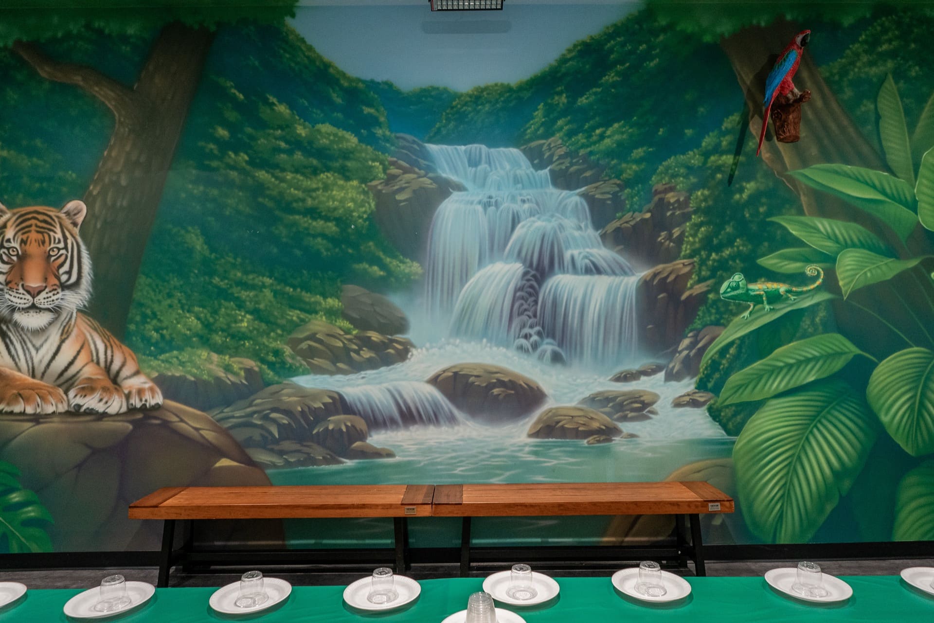 Jungle party room, photo 3 of 8