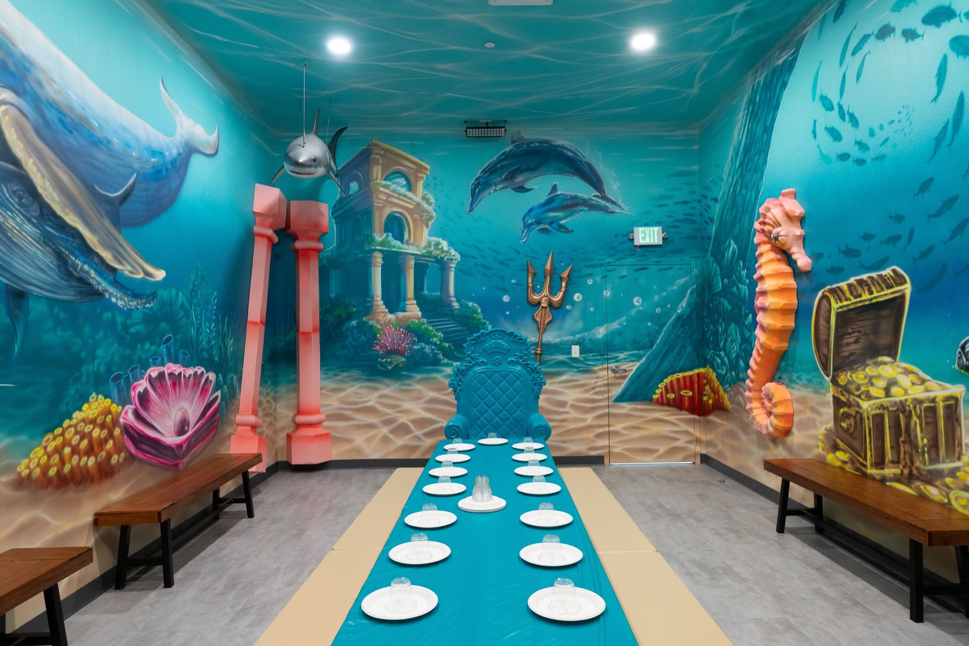 Underwater party room, photo 5 of 12