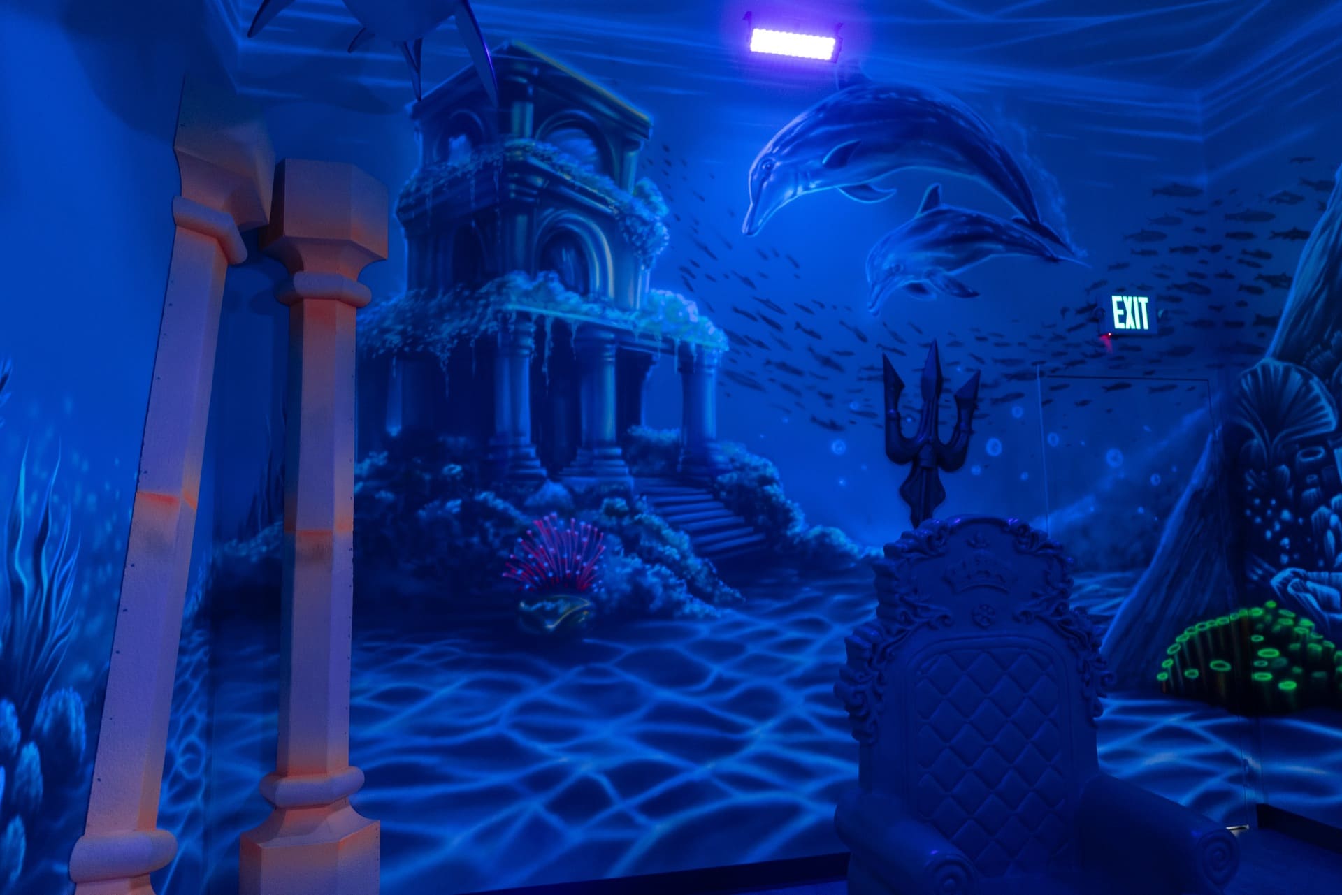 Underwater party room, photo 8 of 12
