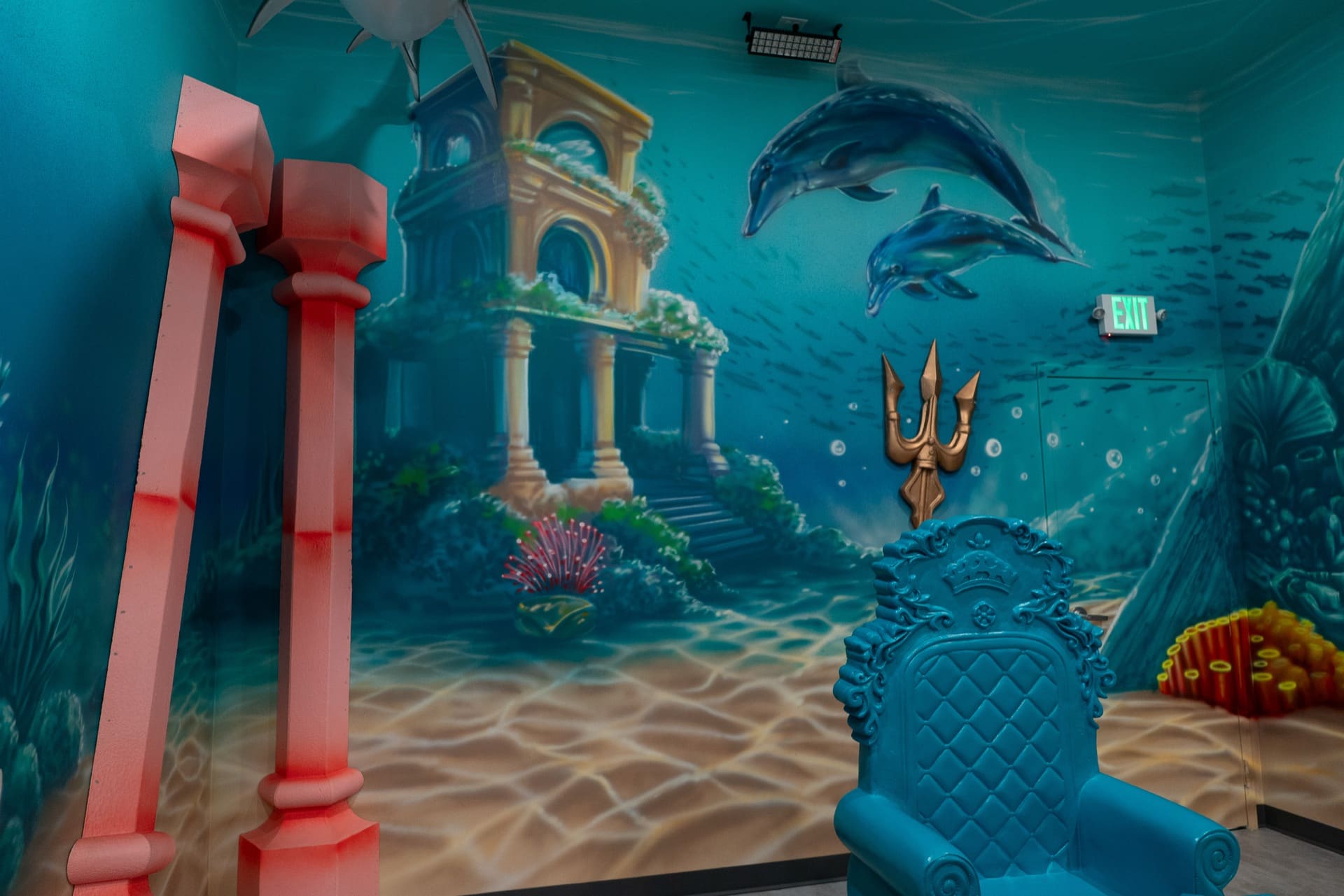 Underwater party room, photo 9 of 12
