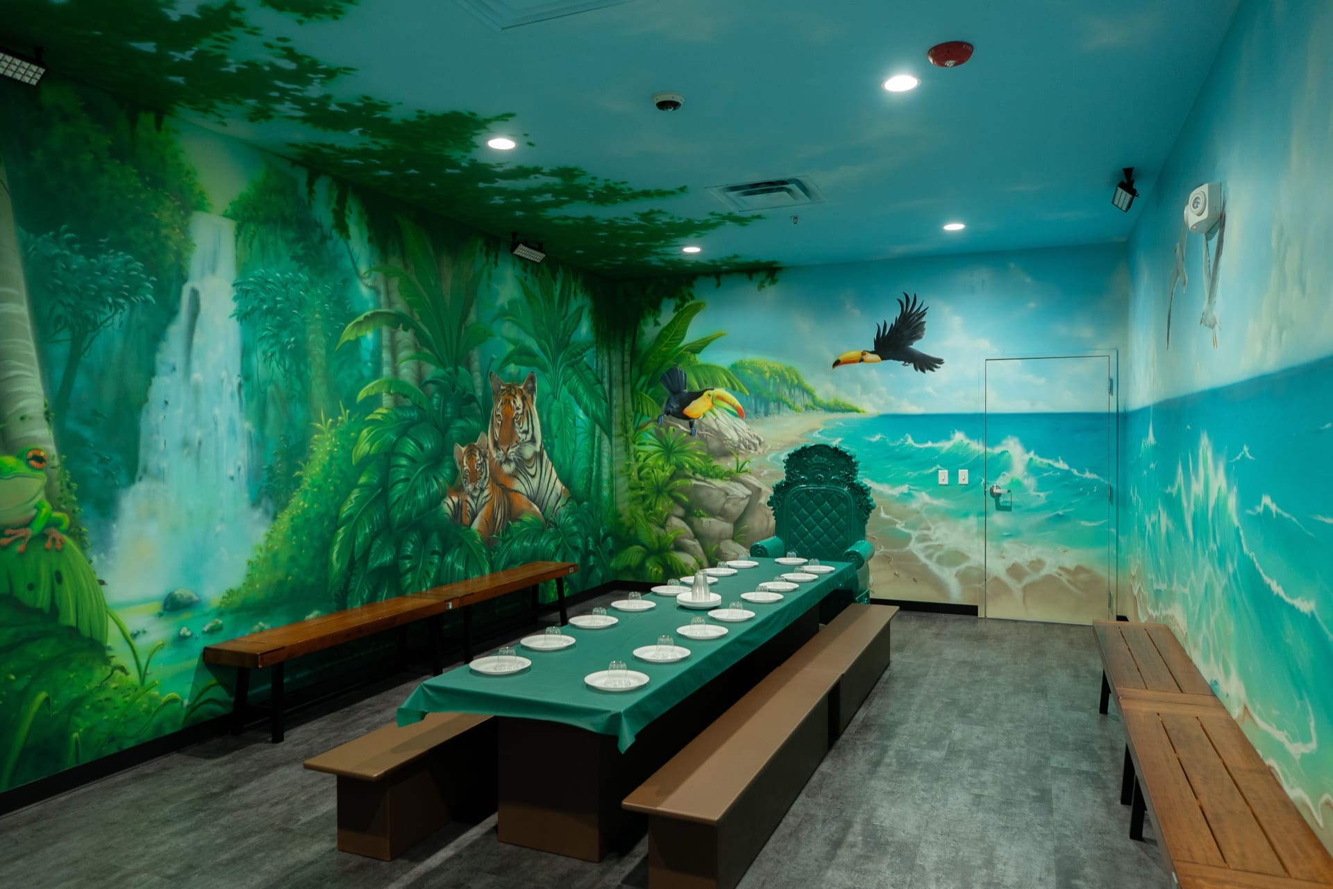 Jungle party room, photo 1 of 8