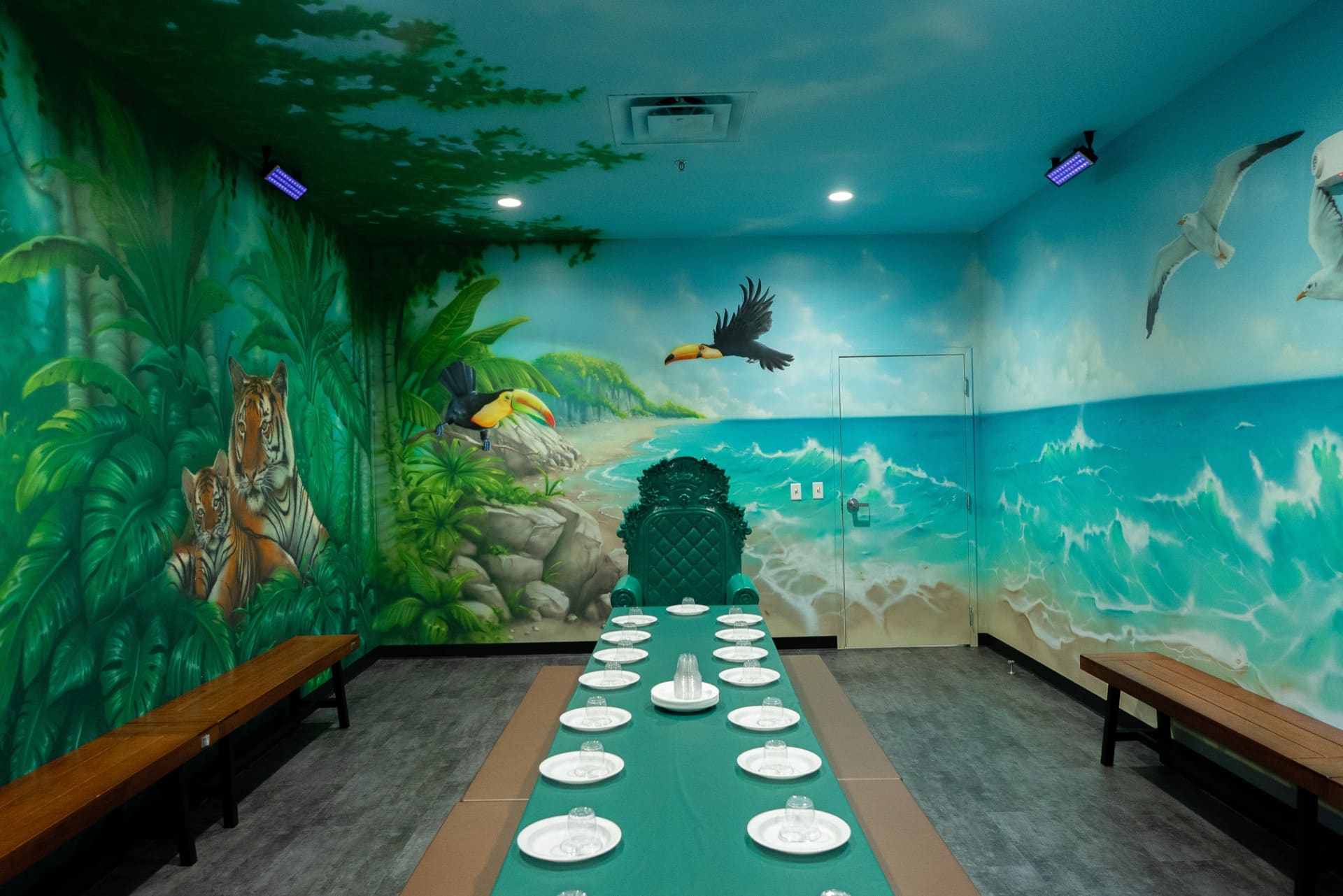 Jungle party room, photo 3 of 8