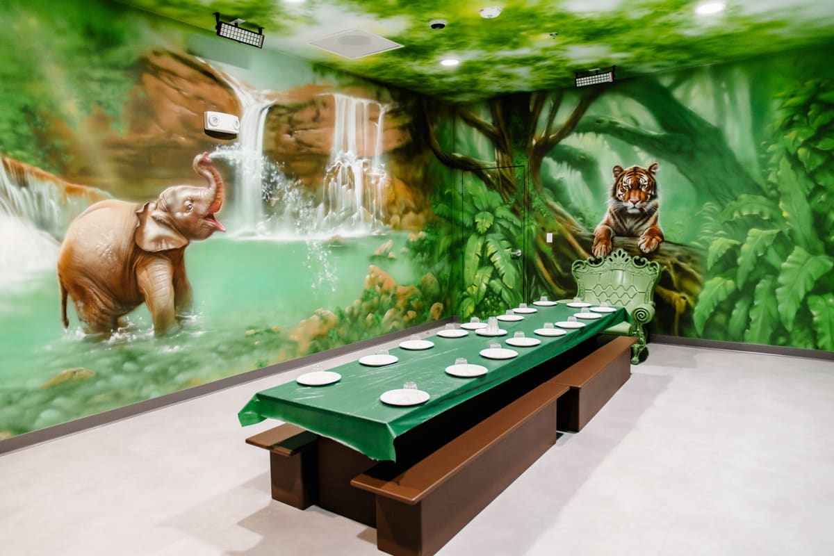 Jungle Room Themed Room