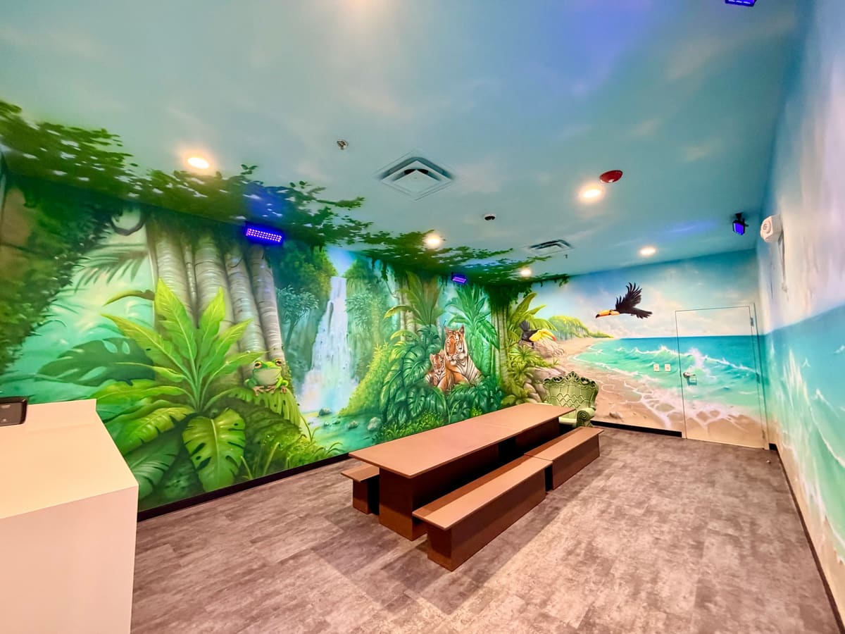 Jungle Room Themed Room